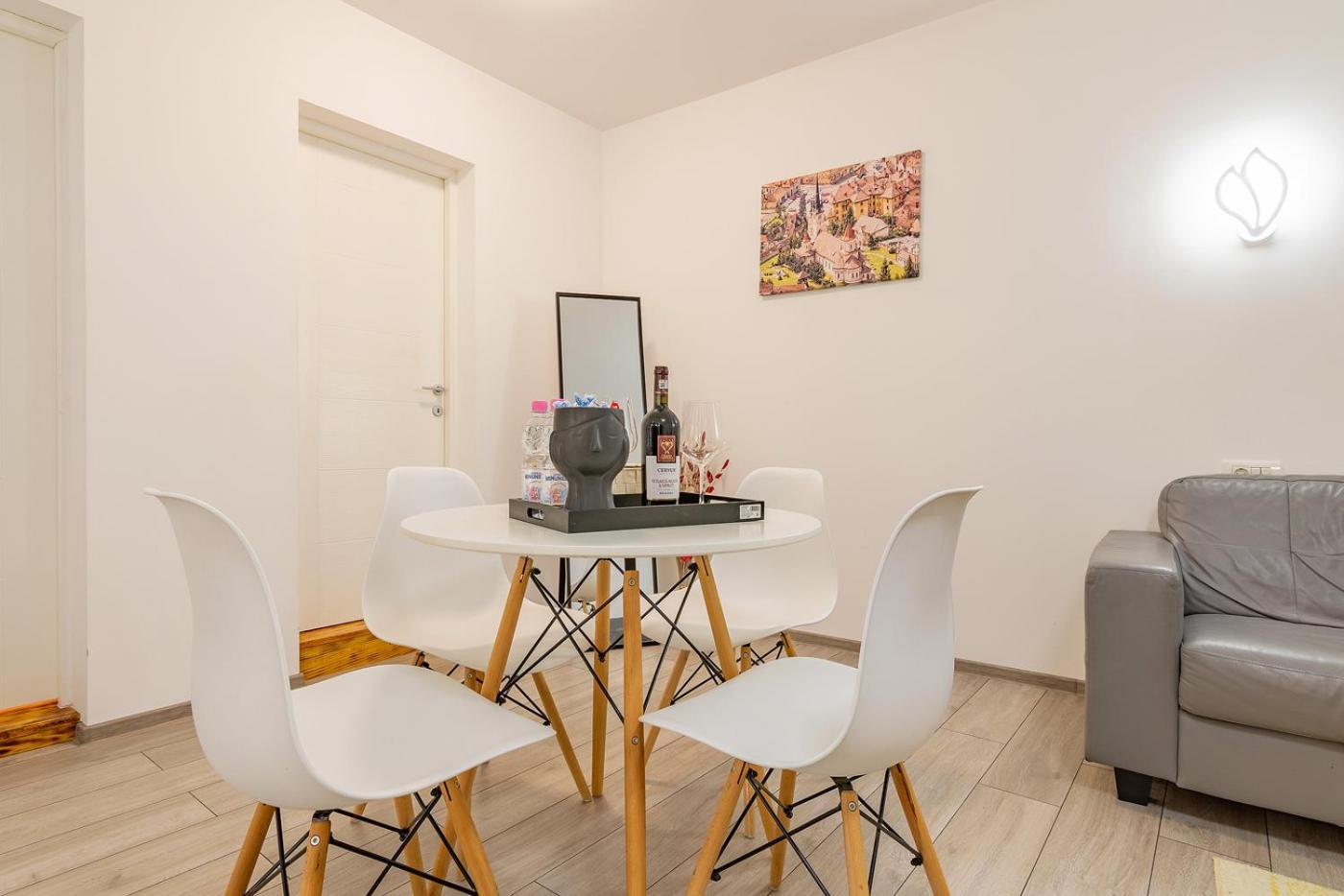 Old Town By Mm Host Apartment Brasov Exterior photo
